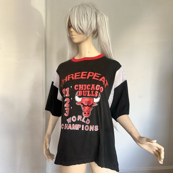 Vintage 90s reworked Chicago Bulls threepeat tee - Picture 8 of 11